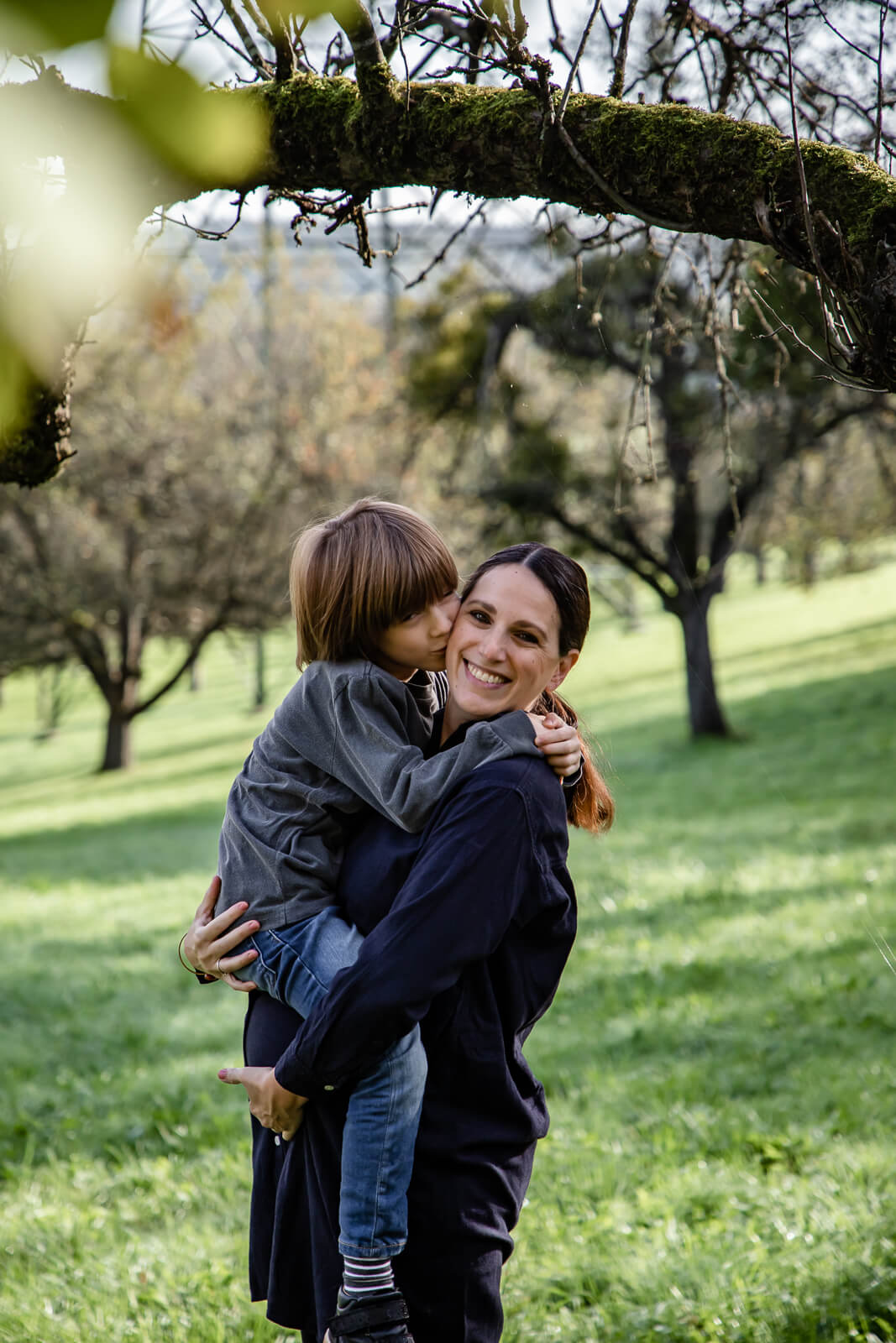 Familienfotografin-Engen-Outdoor-Babybauchshooting